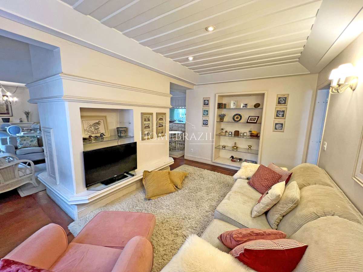  - Apartamento duplex à venda a 400m do Capivari, Campos do Jordão, com 5 suítes, lareiras, calefação, hidromassagem e 2 vagas de garagem.