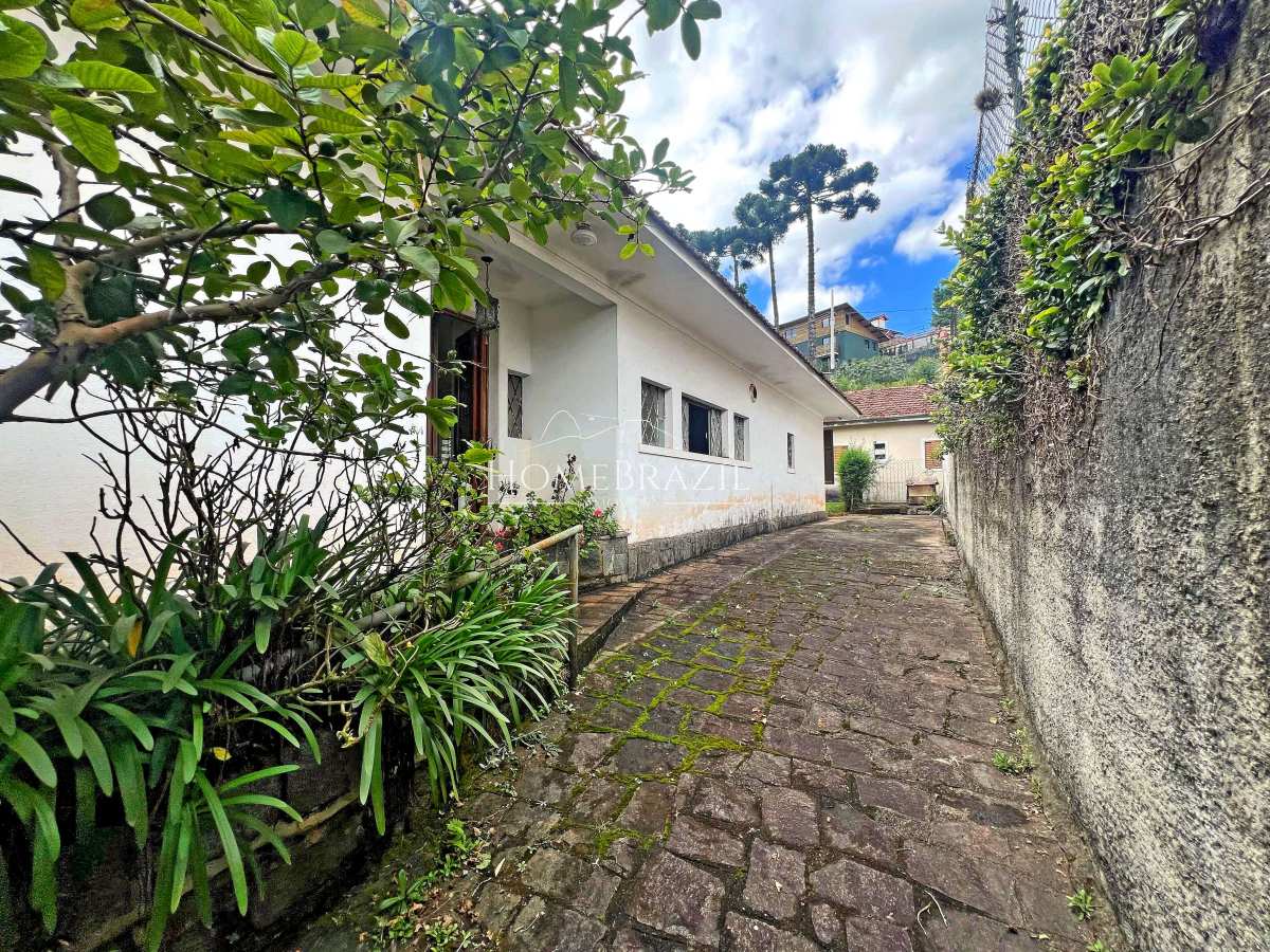  - Casa à venda no centrinho do Capivari em Campos do Jordão | Terreno plano com alto potencial de investimento