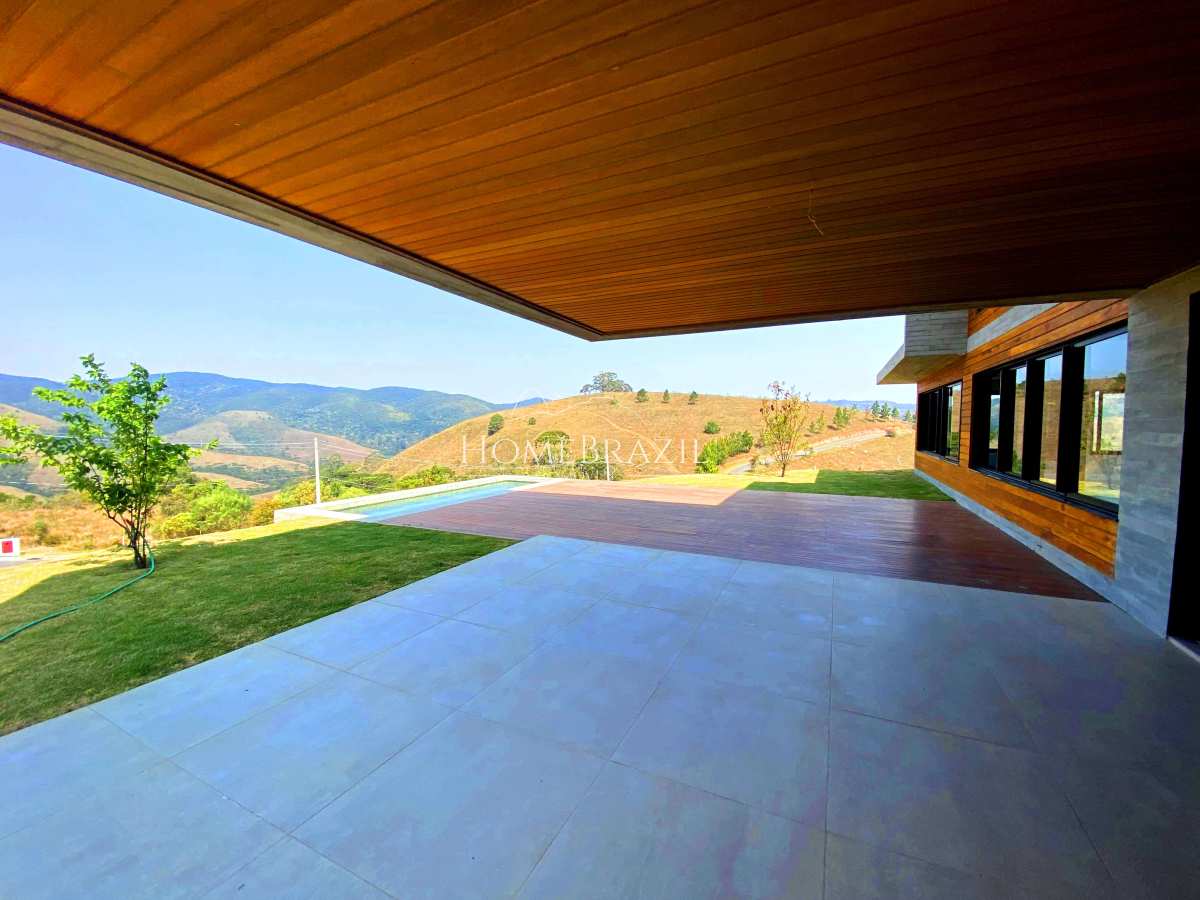  - Casa de Alto Padrão à Venda no Condomínio Iporanga em Campos do Jordão | Vista Panorâmica e Heliponto