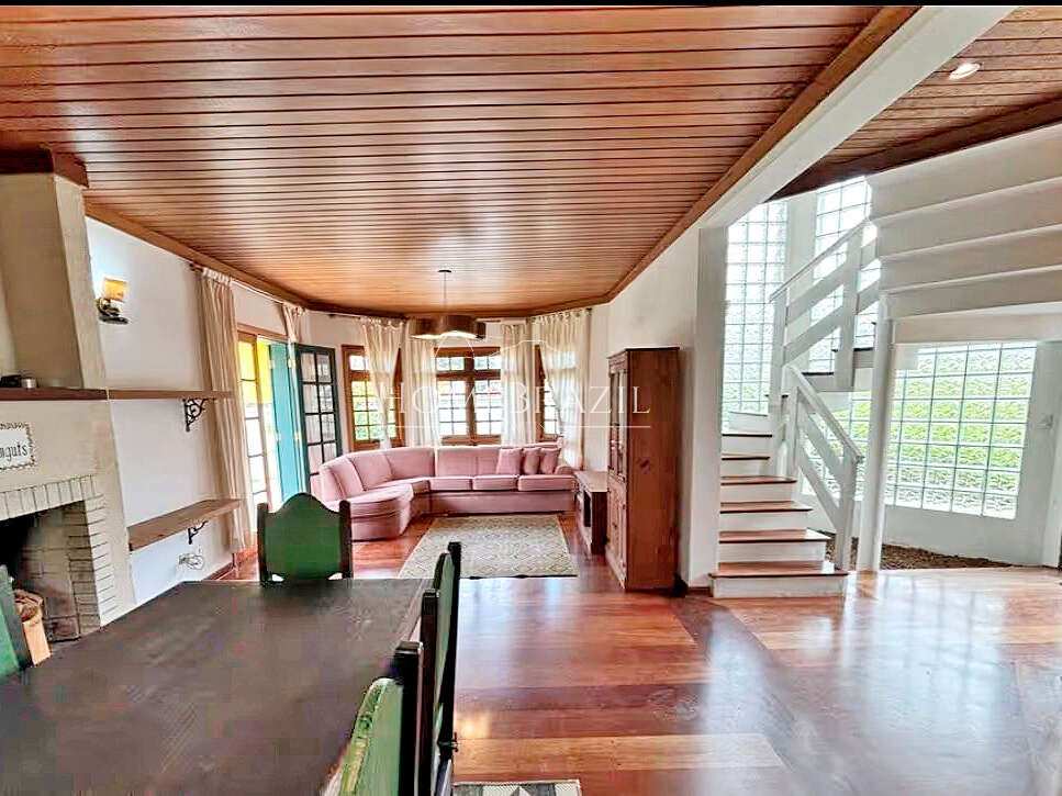  - Sobrado à venda em Campos do Jordão – SP | 3 suítes na Vila Nova Suíça